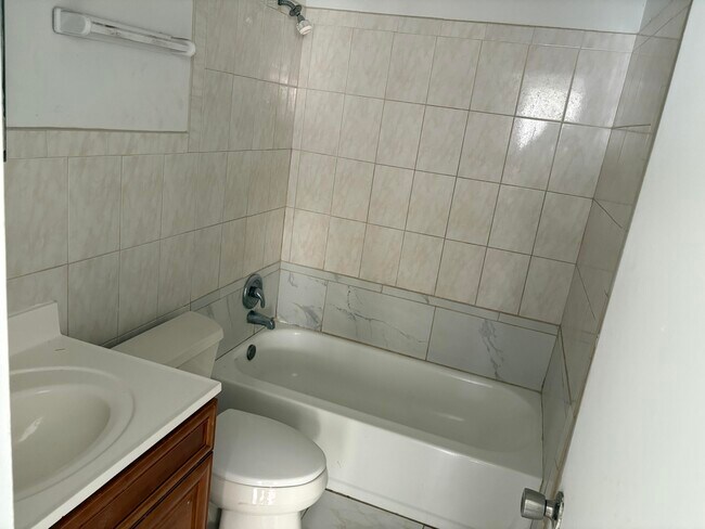 Building Photo - 5882 Bimini Cir E