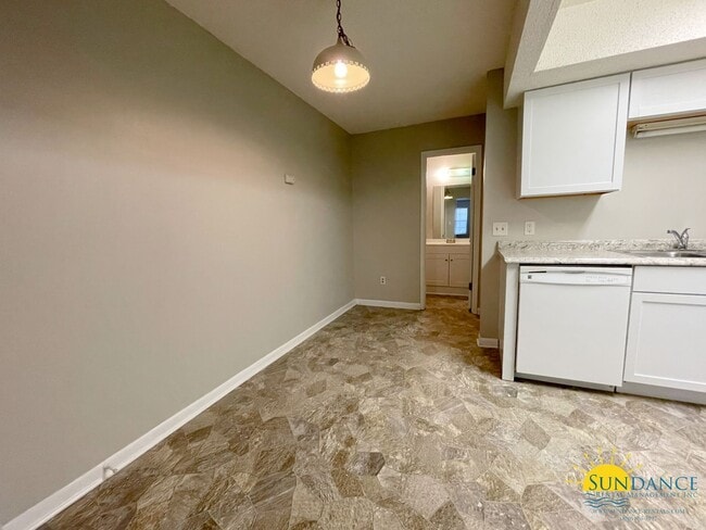 Building Photo - Great End-Unit Townhouse in Fort Walton Beach