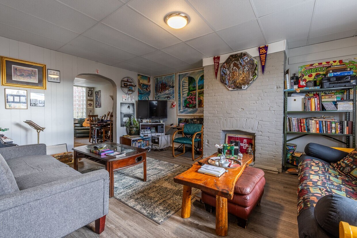 Primary Photo - AVAILABLE JUNE 2024 - Gorgeous 3 Bedroom H...