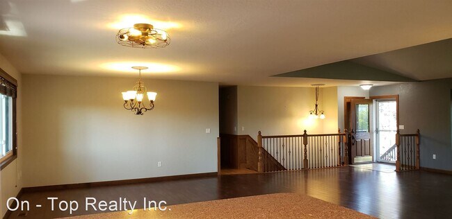 Foto del edificio - 6 br, 3 bath House - 927 E. Farwell
