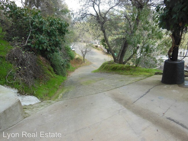 Building Photo - 554 Encina Dr