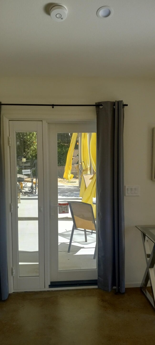 Vista al patio - 42029 Cosmic Dr