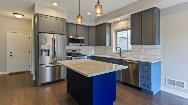 Foto del edificio - 2205 Maple Hill