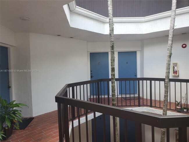 Building Photo - 9419 Fontainebleau Blvd