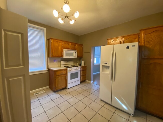 Building Photo - 539 Gillis St