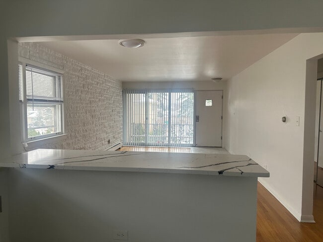 Foto del edificio - 1241 N La Grange Rd