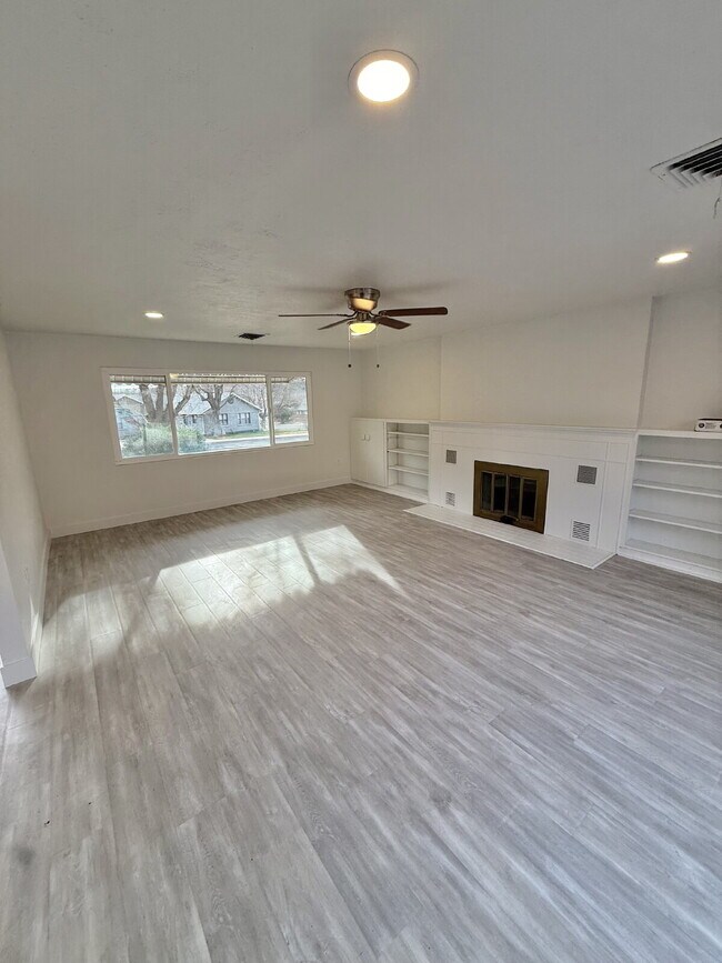 Building Photo - 288 W Diagonal #A 3 Bed/2 Bath