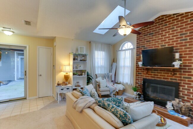 Foto del edificio - 422 Lees Mill Dr