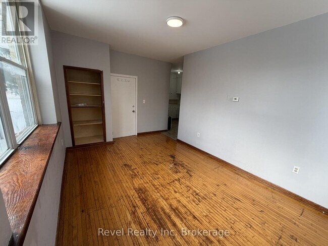 Building Photo - 571 Ontario St