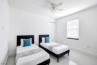 Building Photo - 502 SW 25th Pl