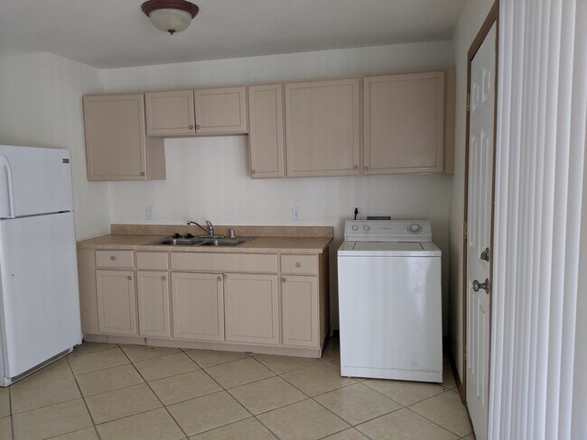 Building Photo - Single Story!! 4 Bed + 2 Bath + 1 Car Garage!