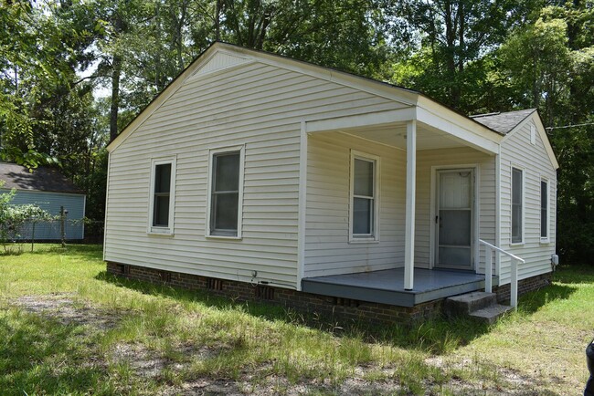 Building Photo - Convenient to downtown