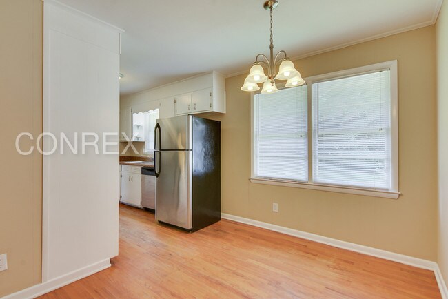 Building Photo - Another Beautiful Conrex home