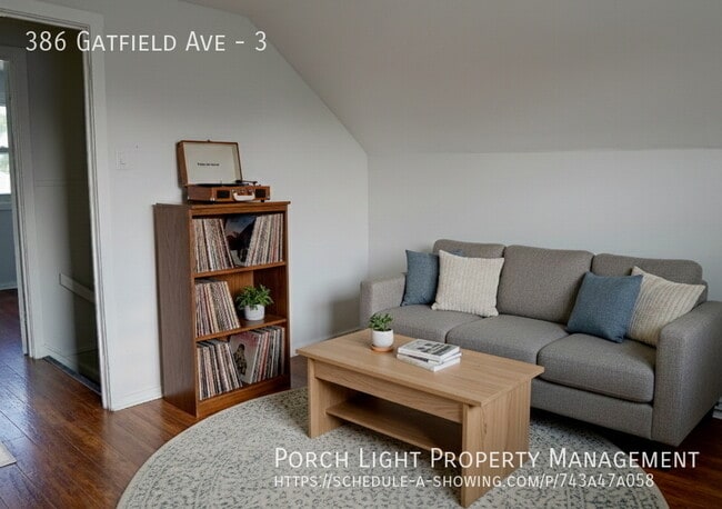 Building Photo - Renovated 1 Bedroom Loft - Lots of Natural Light - Brand New Upgrades