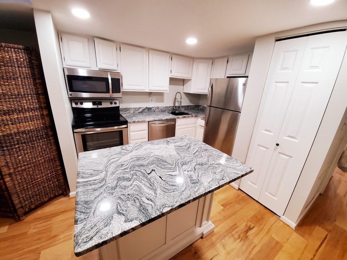 Foto principal - 1023 Potomac St NW