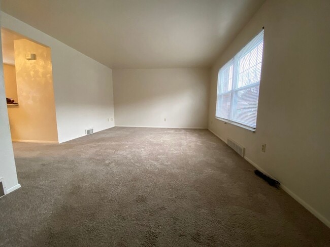 Building Photo - Perfect Two Bedroom Townhome in Plum! Ample Natural Light, Central A/C & More! Call Today!