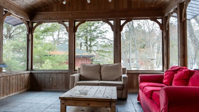 Photo du bâtiment - 80 Sand Bay Rd