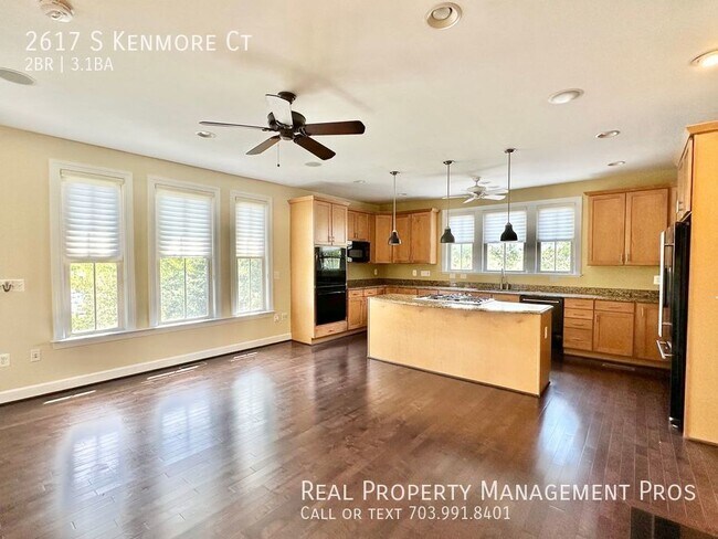 Foto del edificio - Stunning Shirlington End Unit w/ Roof Deck!