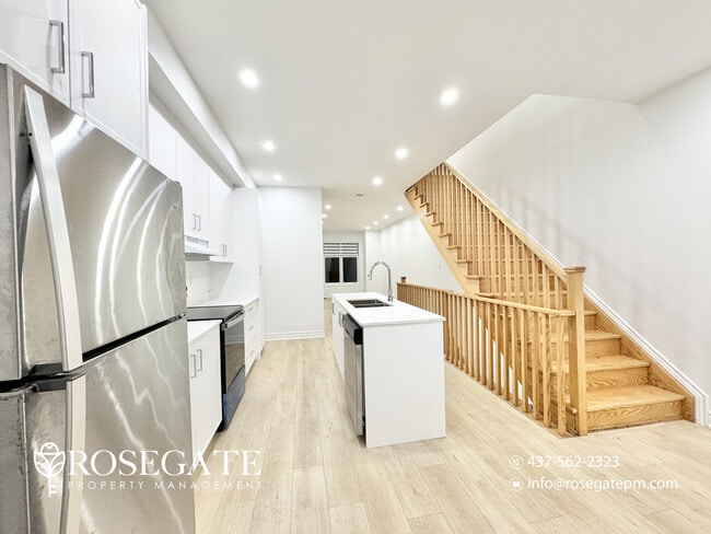 Photo du bâtiment - Spacious 4-Bed, 3.5-Bath Townhouse with Full Driveway & Garage in Oshawa!