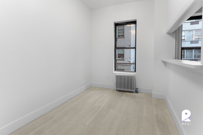 Building Photo - 305 E 75th St