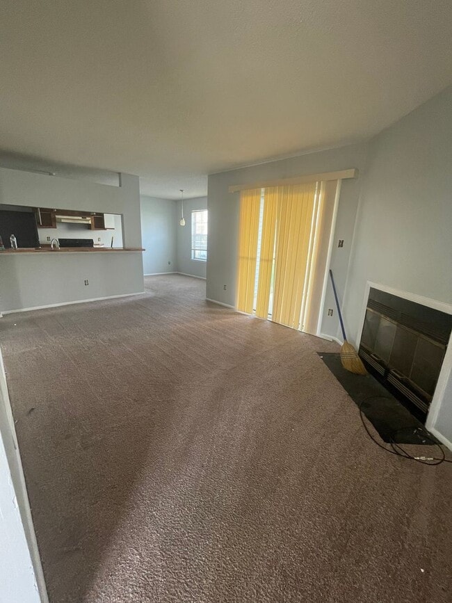 Building Photo - 2 bedroom condo in Newpointe Condos