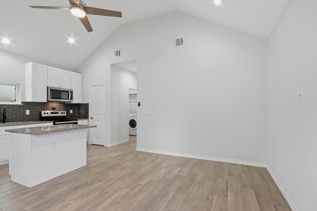 Foto del edificio - Welcome home to 16902 Balmoral!