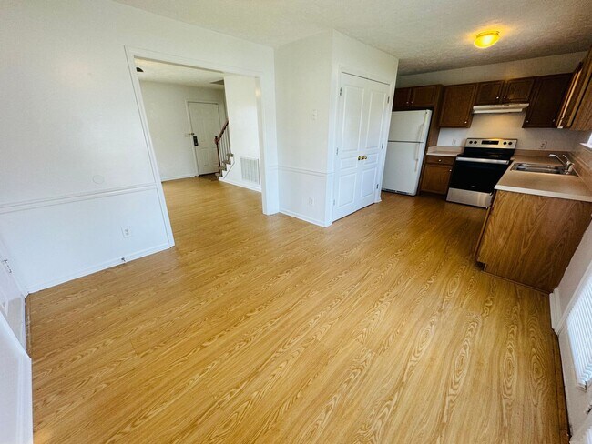 Building Photo - For Lease - 3 Bed, 2 Bath, 1400sqft Home i...
