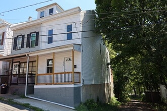 Building Photo - 1025 W Race St