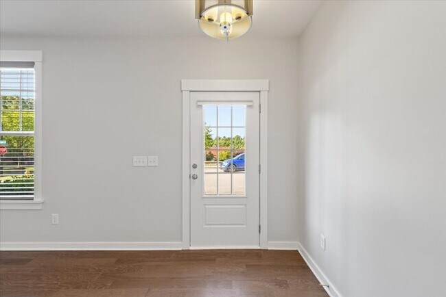 Building Photo - Gorgeous Townhome - Walk to Restaurants an...