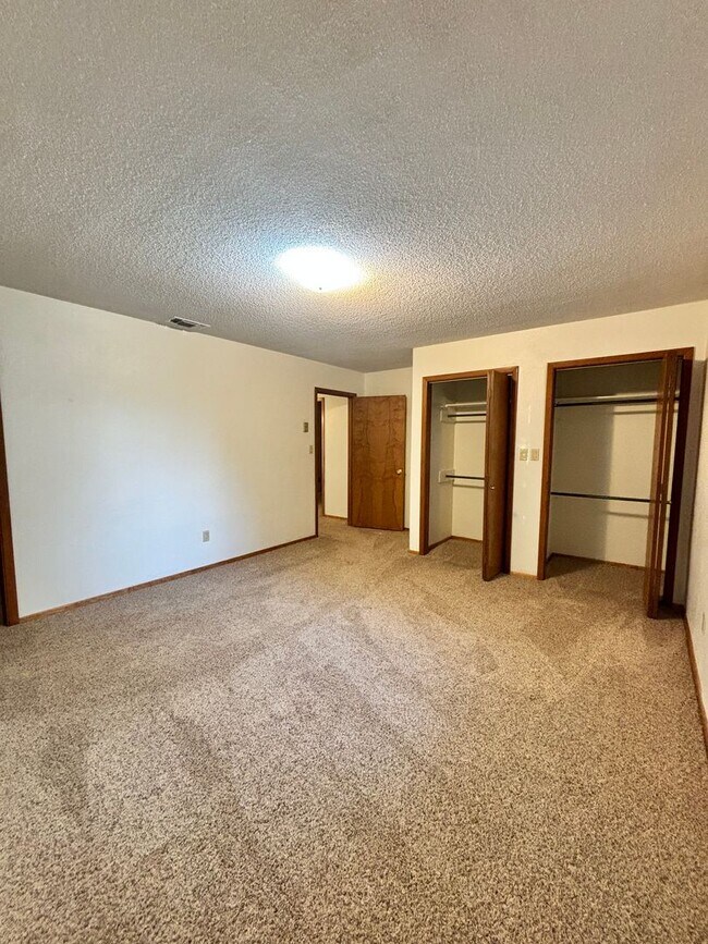 Building Photo - Large country property with plenty of space!