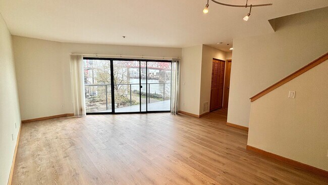 Foto del edificio - Spacious 2BR/2BA Condo – 1,086 SF + Parking + River Views | NW Portland
