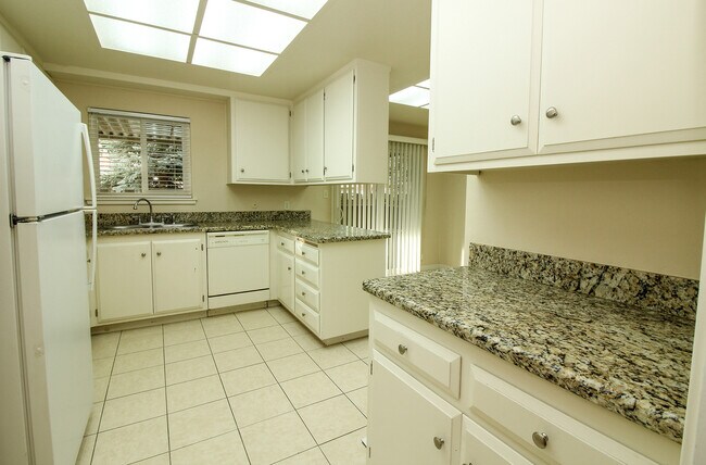 Building Photo - Elegant and Spacious 2 Bedroom/2 Bath Cond...