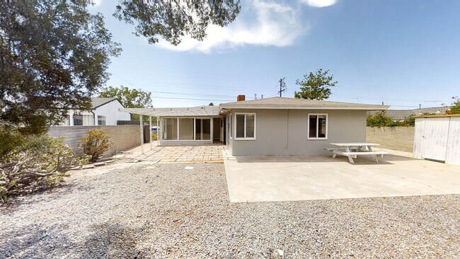 Foto del edificio - 5BD/3BA on Tipton!! Great Backyard w Patio!! (Lease out, pending signatures. Check back in a few ...