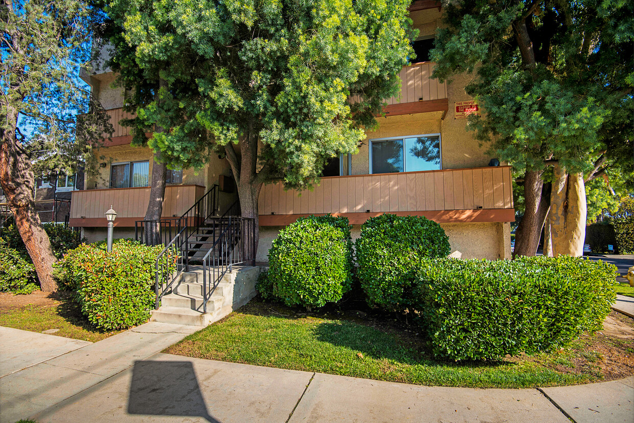 Foto principal - 5900 Murietta Ave