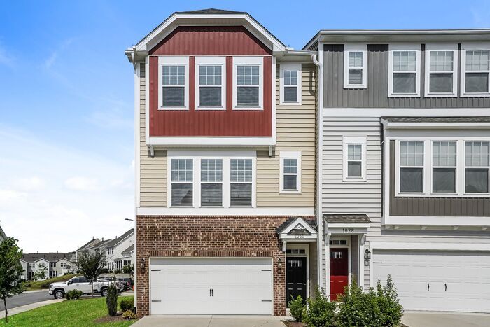 Foto principal - End Unit Towmhome | 3 Story | 2 Car Garage...