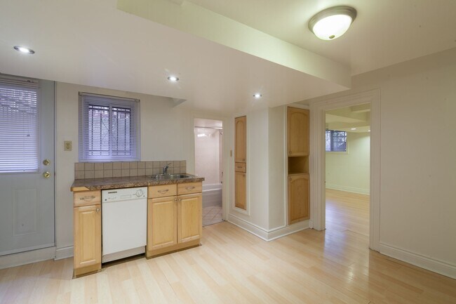 Building Photo - 3185 Av. Van Horne