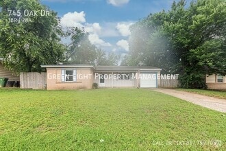 Building Photo - 745 Oak Dr