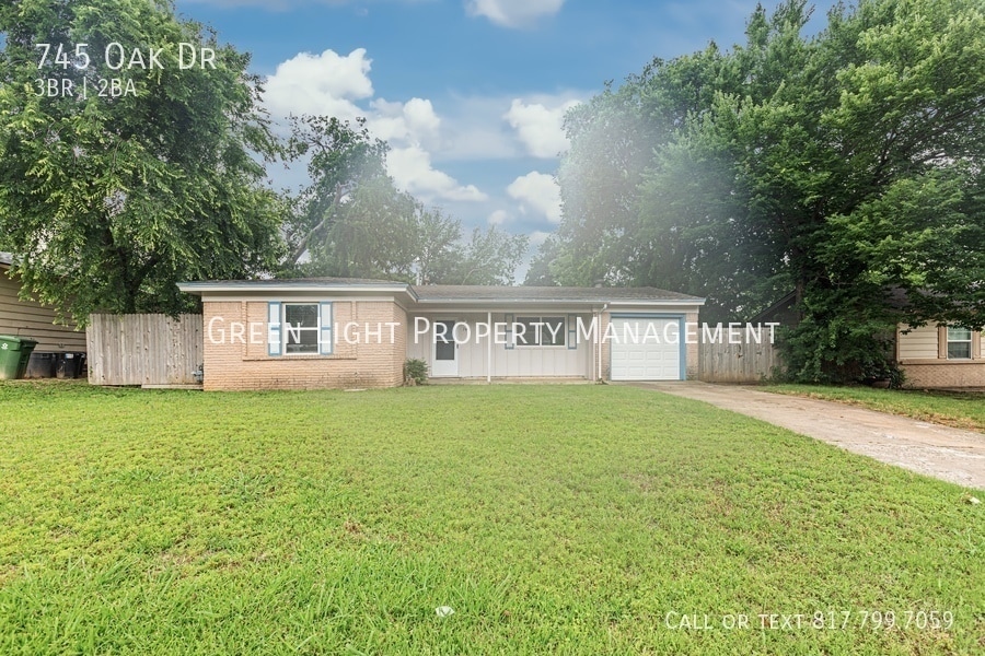 Primary Photo - 745 Oak Dr