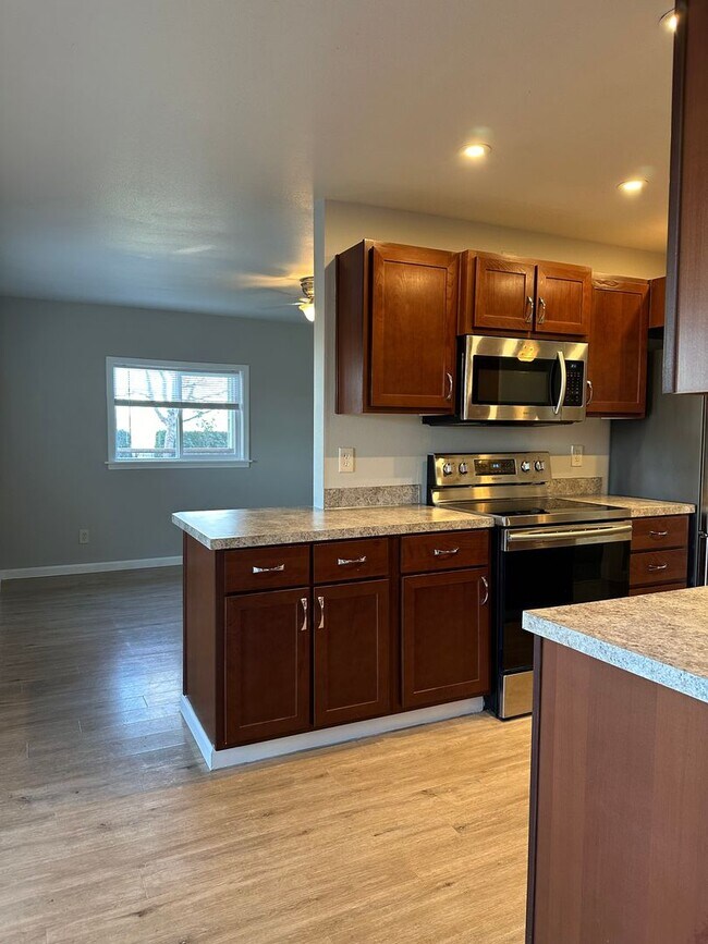 Foto del edificio - Updated House on 1/2 an Acre Near Spongs Landing Park! Pet Friendly!