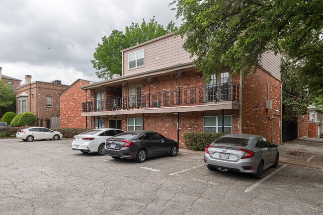 Fachada del edificio. La unidad incluye 2 plazas de aparcamiento reservadas. - 4525 Gilbert Ave