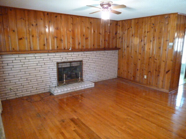 Foto del edificio - Spacious 3 bedroom house on large lot now available, great location between Chapel Hill & Hillsbo...