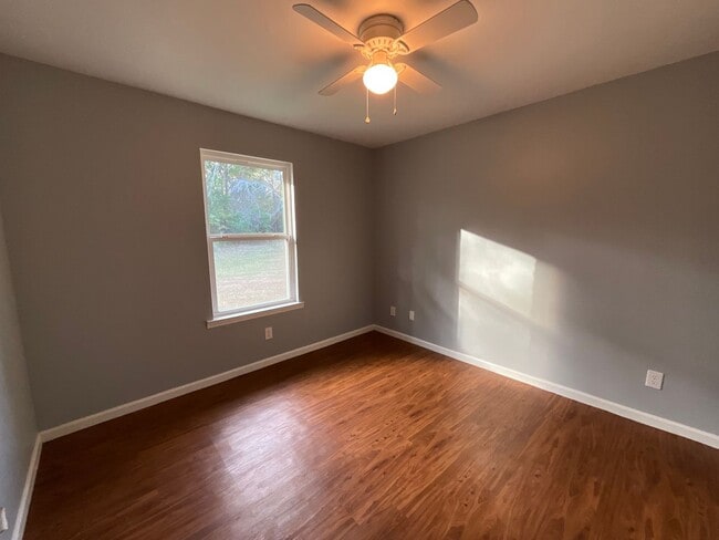 Building Photo - Adorable 2/1 in Great Location with Lawn Maintenance Included