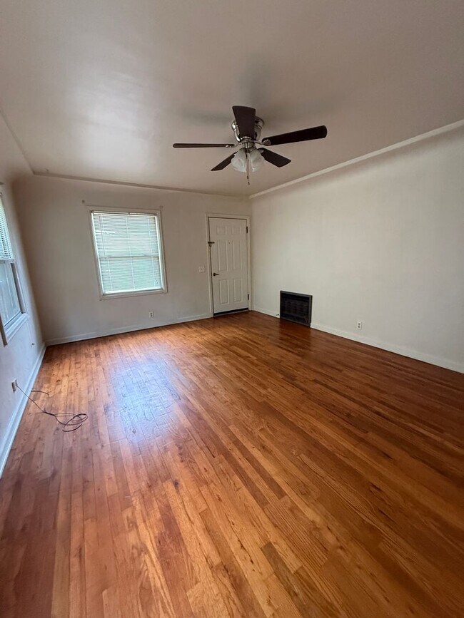 Foto del edificio - Very Large 1 Bedroom 1 Bathroom Home Available Now