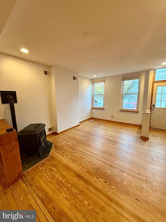 Primary Photo - 1249 E Oxford St