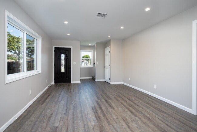 Building Photo - 3844 W 113th St