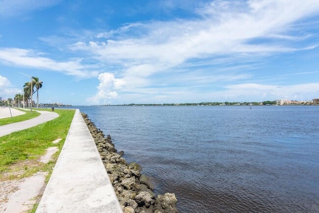 Foto del edificio - 917 N Flagler Dr