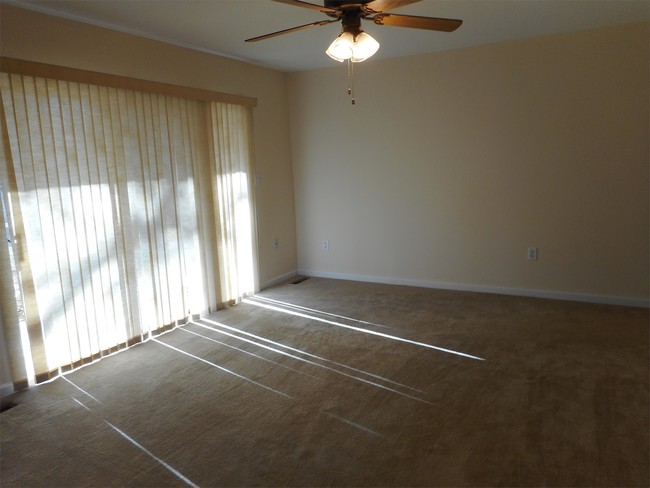 Building Photo - 1126 Chesapeake Dr