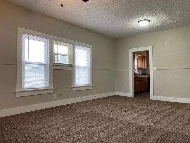 Building Photo - Cute 2 Bedroom 1 Bath