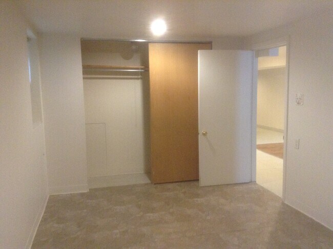 Building Photo - 2448 W Eastwood Ave