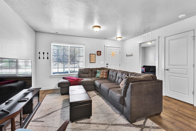 Building Photo - 159 W Peach Springs St